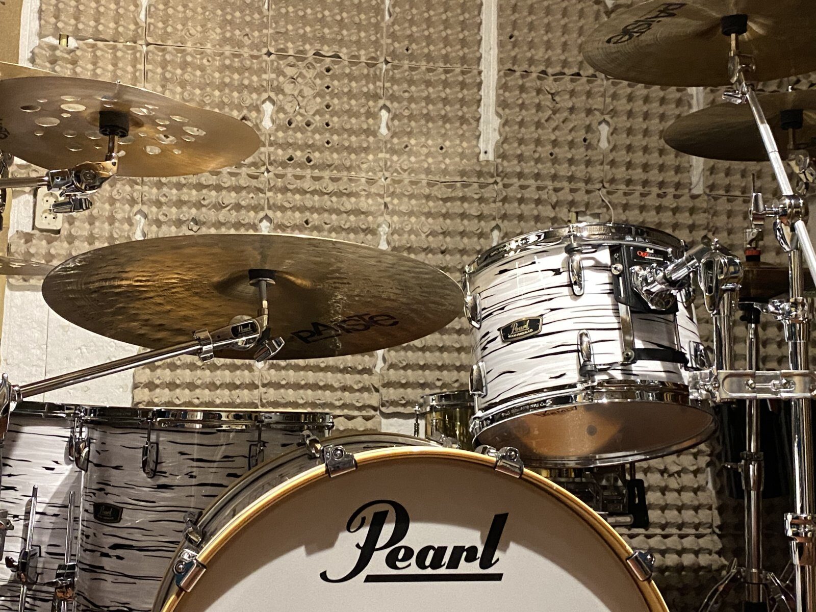 Pearl Woodfiberglass 2016 reissue model in 24-13-16-18” shellset #Black and White Oyster